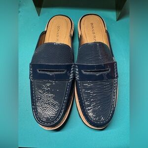 Donald Pliner women’s Glossy Blue Loafers